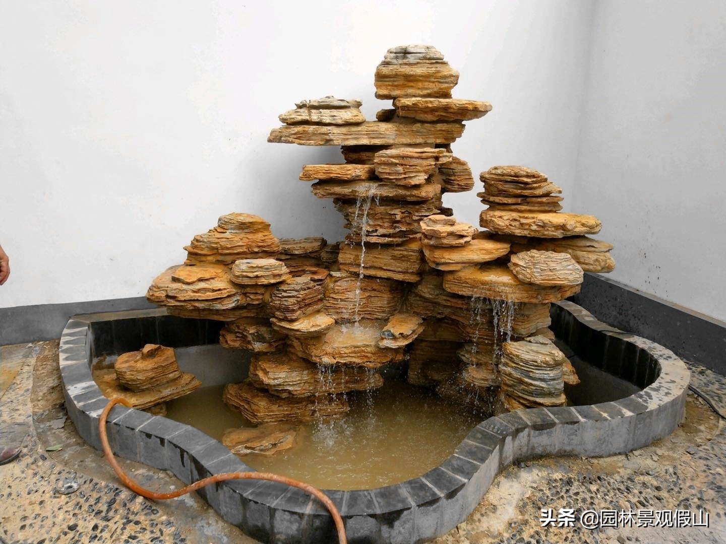 别墅假山鱼池景观,别墅假山设计与营造