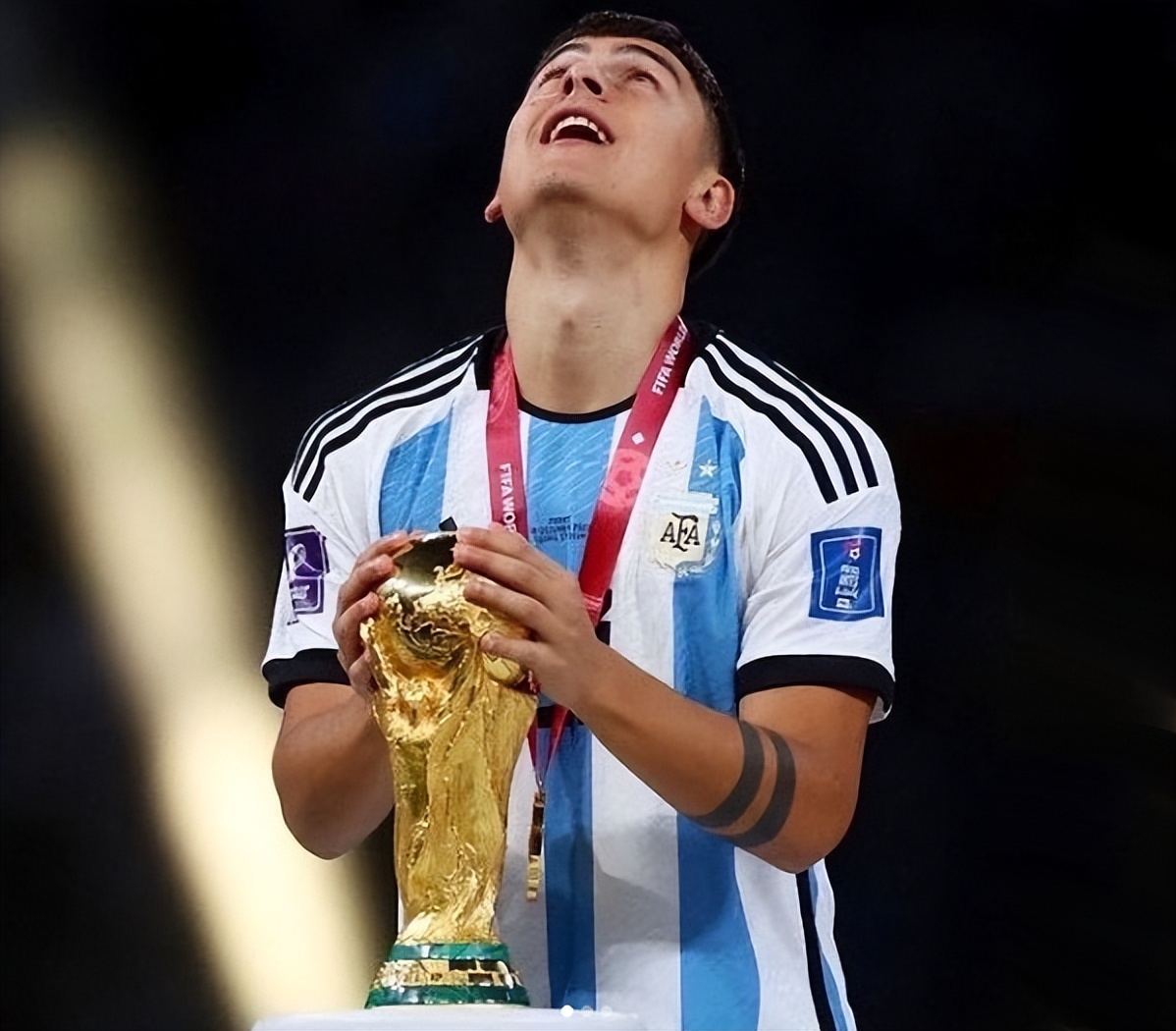 这也行？奇葩：有阿根廷球员剪走1件非常特殊的决赛纪念品