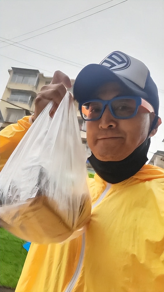 62岁何家劲有女儿吗,何家劲的一生年轻童年是怎么过的