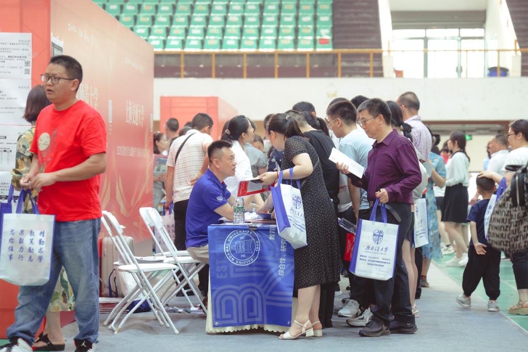 高考志愿怎么填？一万多四川家长的疑问在这场咨询会得到了解答