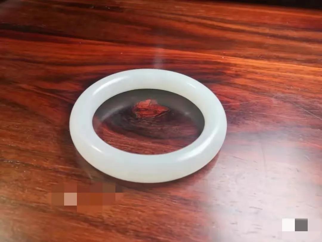 北京一女士花27000元买下的玉镯抠下标签后，没想到只值几百元了