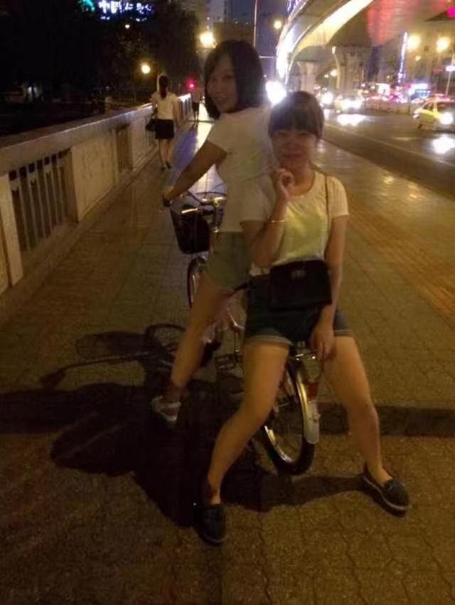 我，四川女孩，曾是五星级酒店前台，后来创业开店，赚钱买房买车