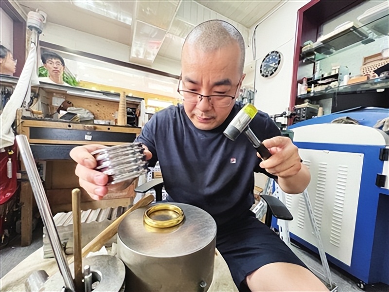 千锤百炼锻造美丽！青岛80后打金匠李开法打造“李上网来”品牌