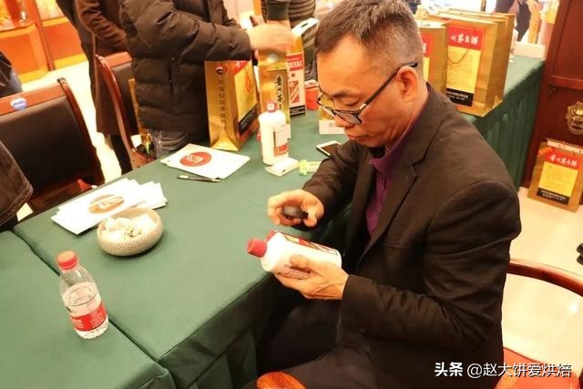 老人藏茅台一文不值,大爷珍藏六箱老茅台