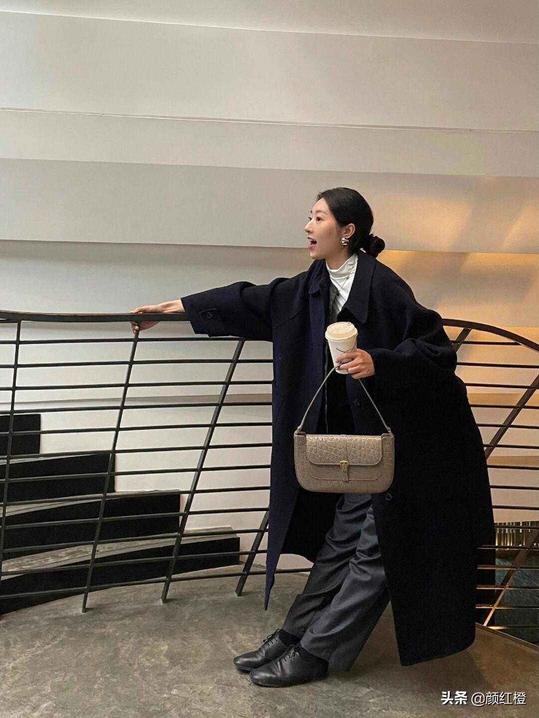 羽绒马甲什么时候穿怎么搭配好看,今冬最火大衣穿法太时髦高级了