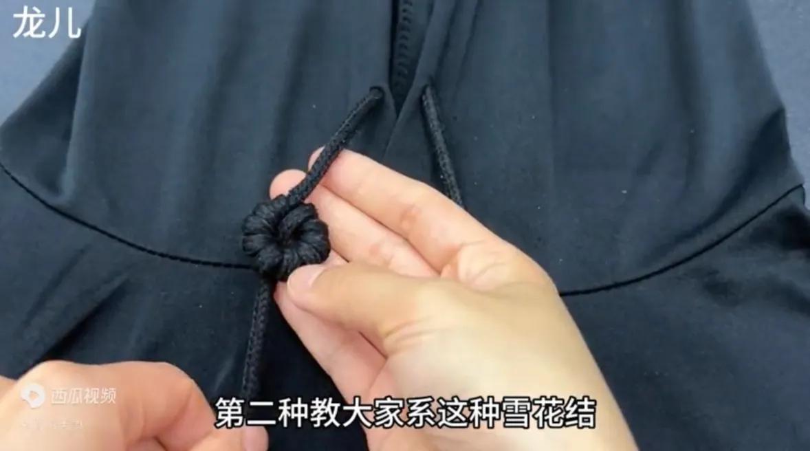 超流行的卫衣绳打结方法,卫衣绳子花样打结法