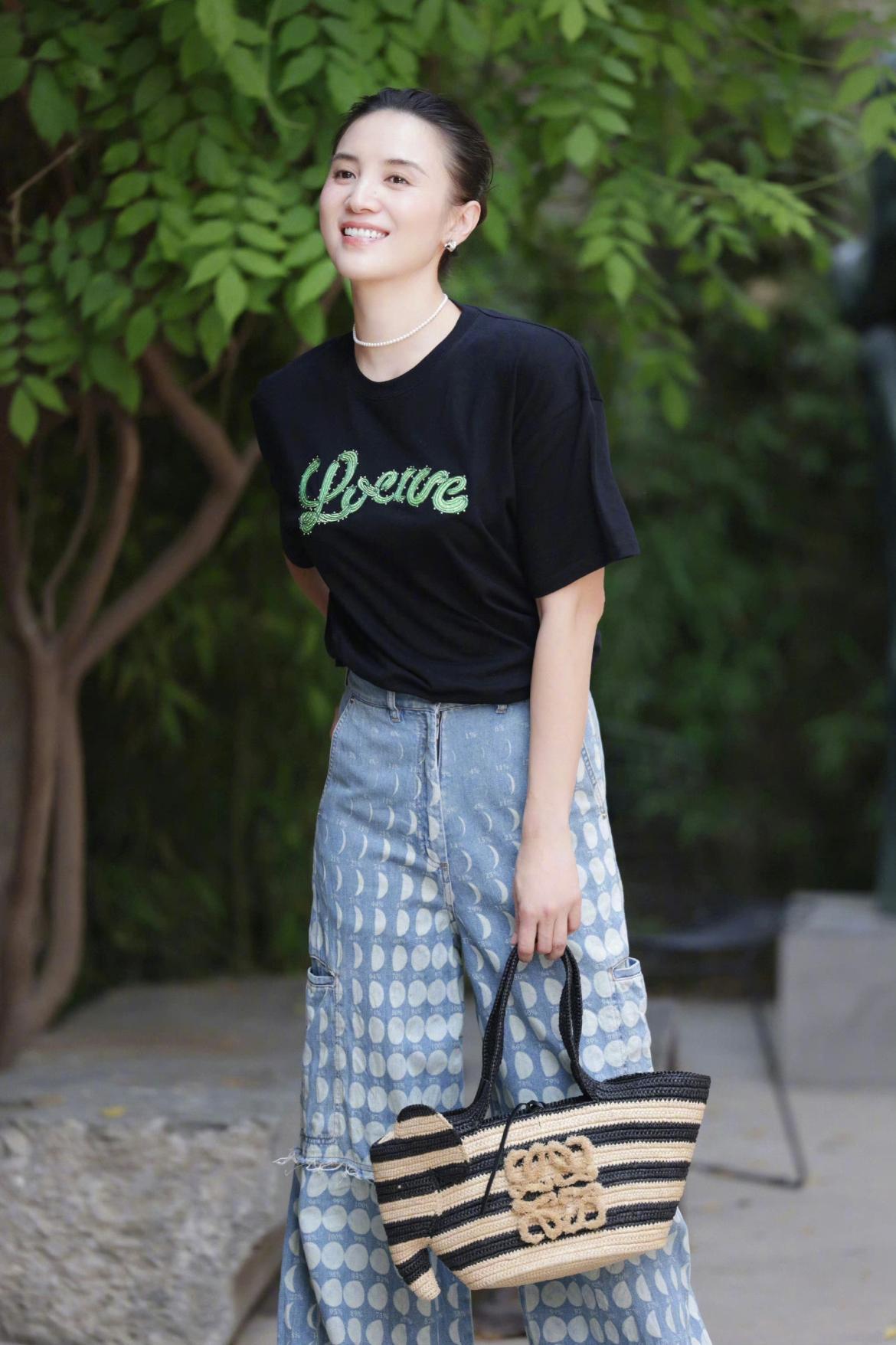 宋佳白衬衣黑色包臀裙,宋佳真会穿一身黑色装扮率性干练