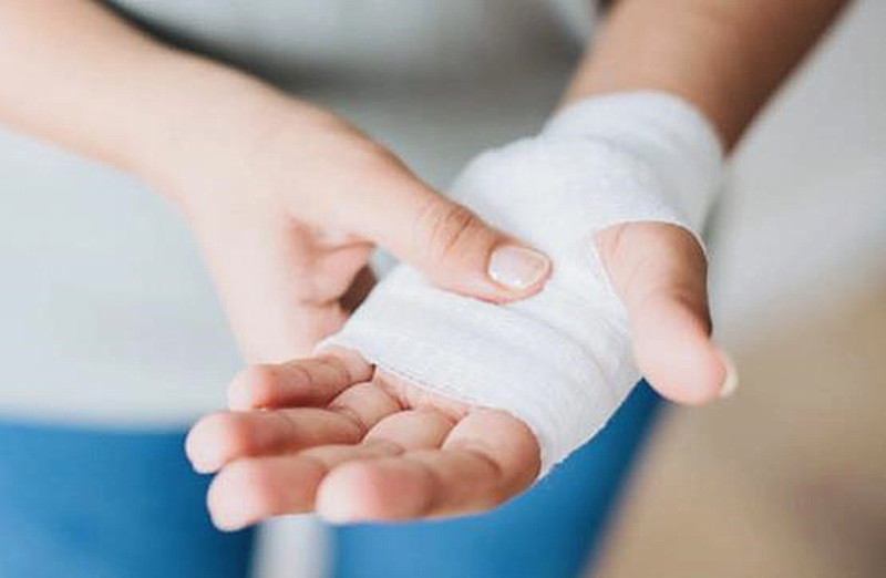 跌倒手腕很痛往下压,跌倒手掌撑地手腕受伤转动就痛