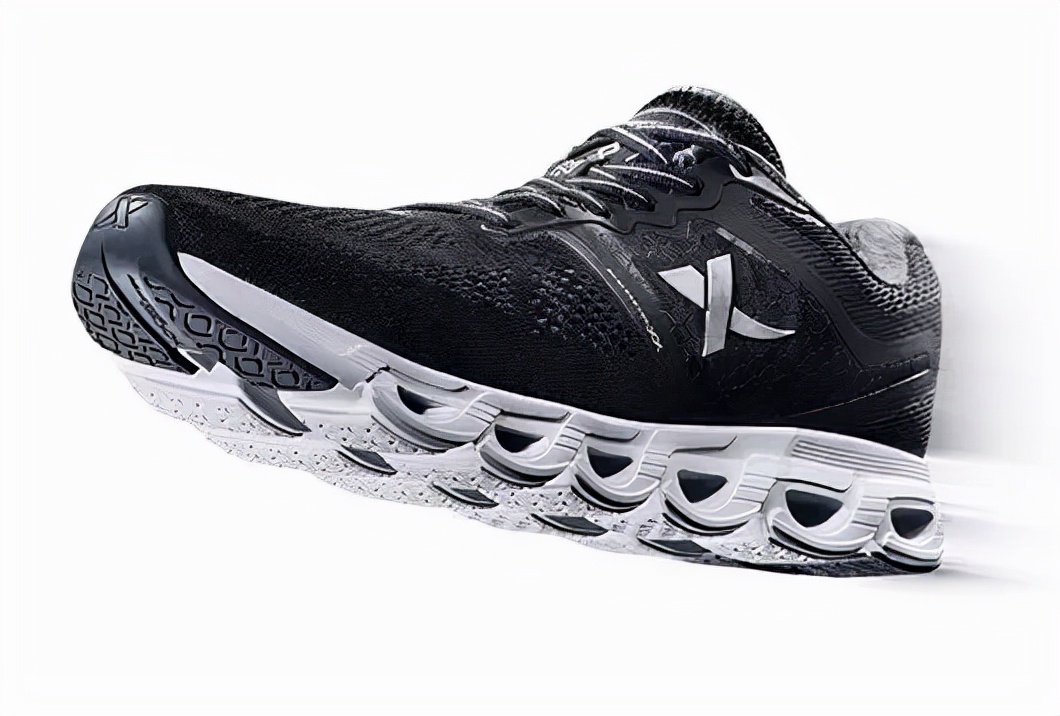 特步也崛起了！减震旋跑鞋来袭，9年结构缓震，成就夏日通勤佳品