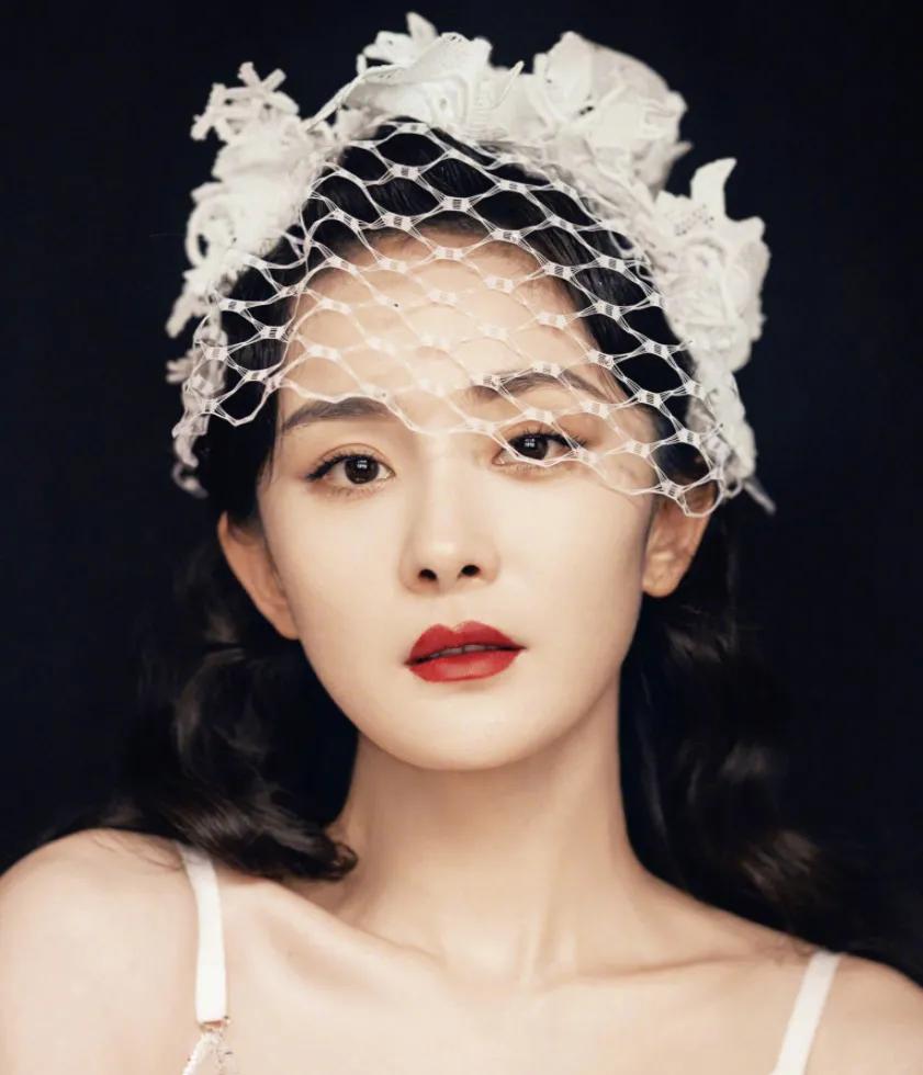 童瑶时尚芭莎红毯,杨幂惊艳亮相嘉人超级盛典红毯