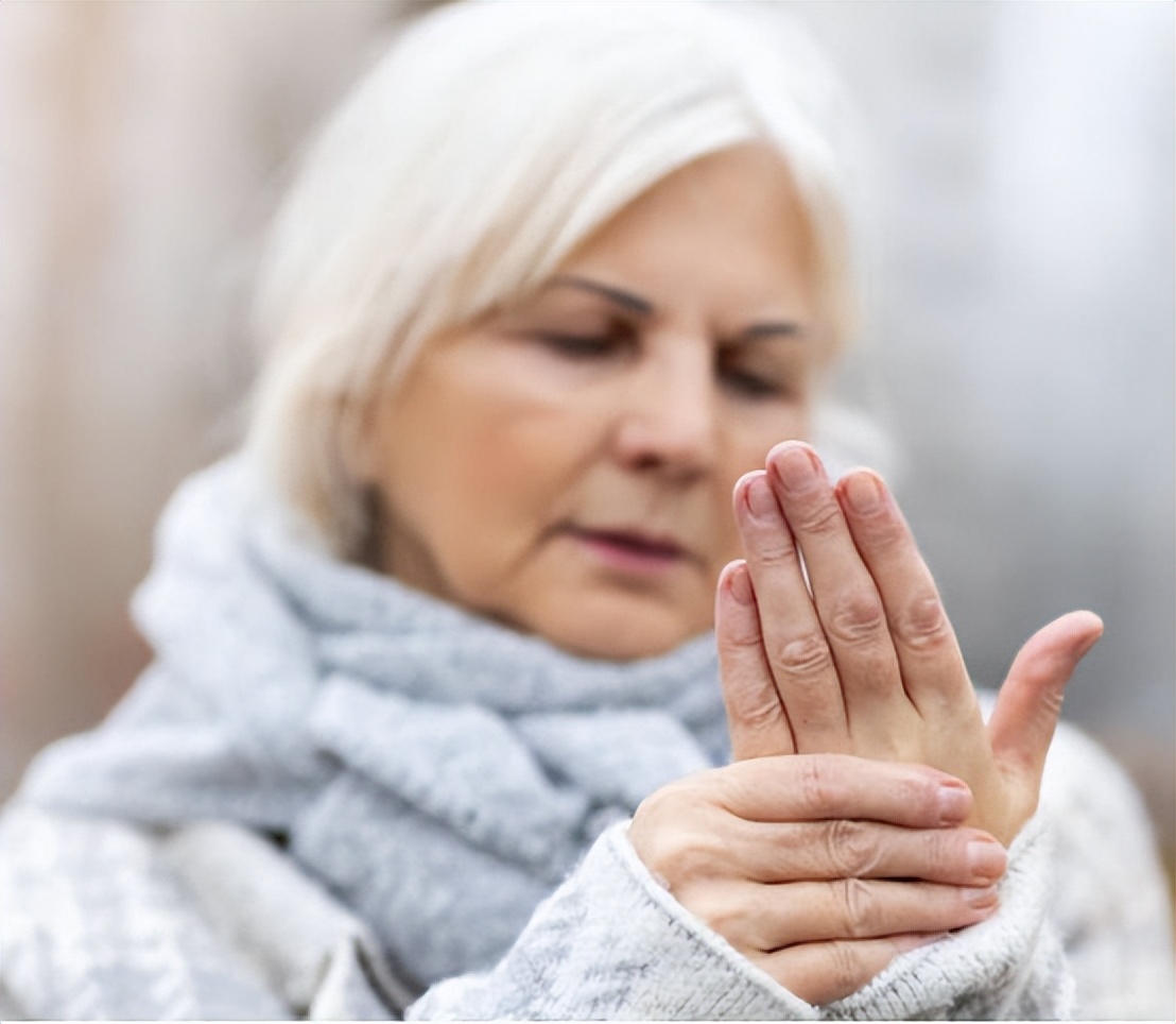 女性老是感觉心慌怎么回事,女子心悸一直联系不上