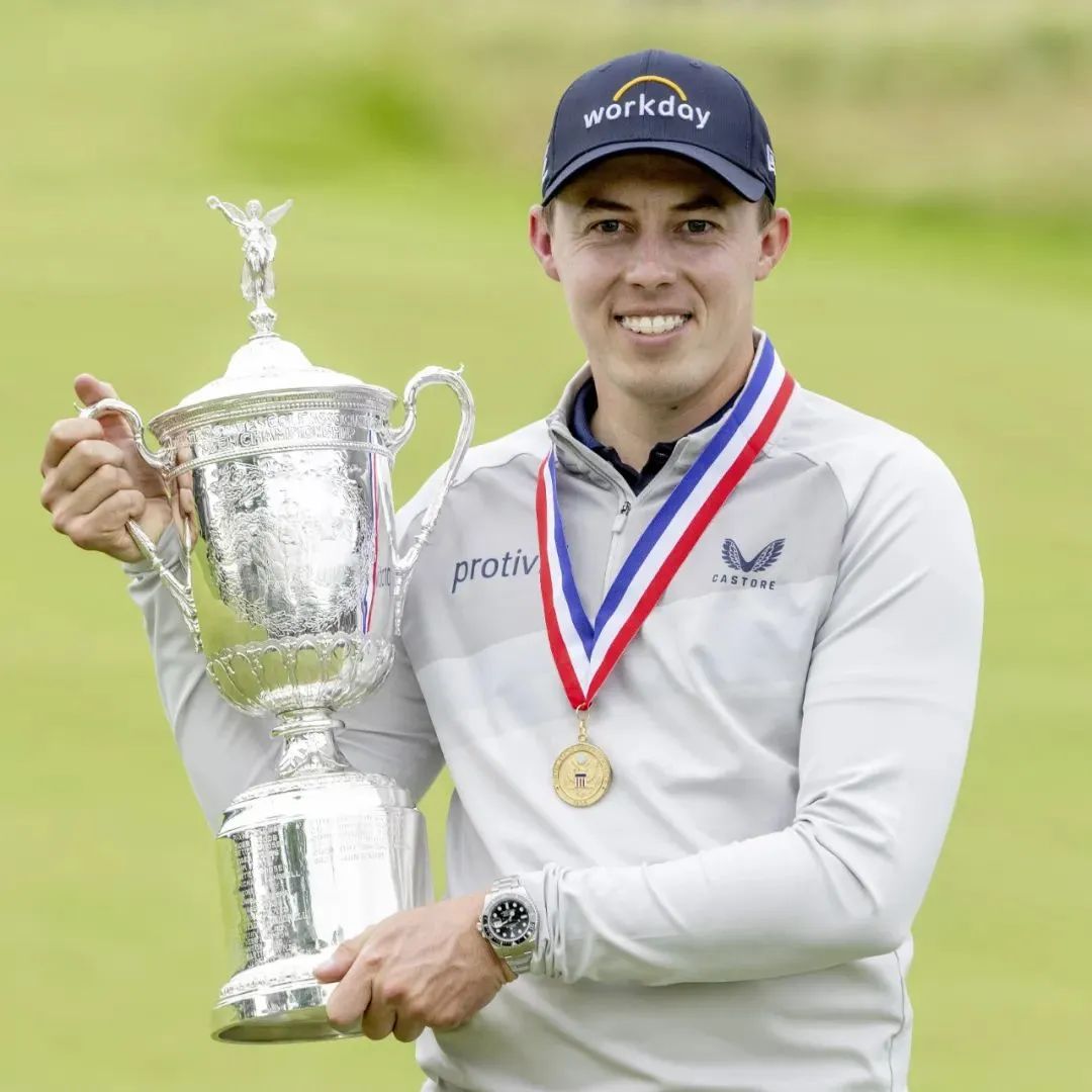 群雄逐鹿英国公开赛，卡梅隆·杨单独领先，伍兹难进决赛轮