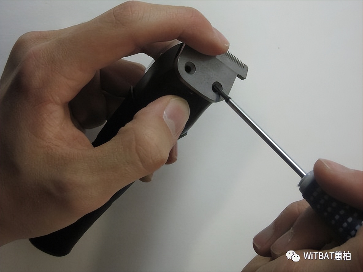 华尔电推剪怎么拆开清理,华尔电推剪更换电池教程