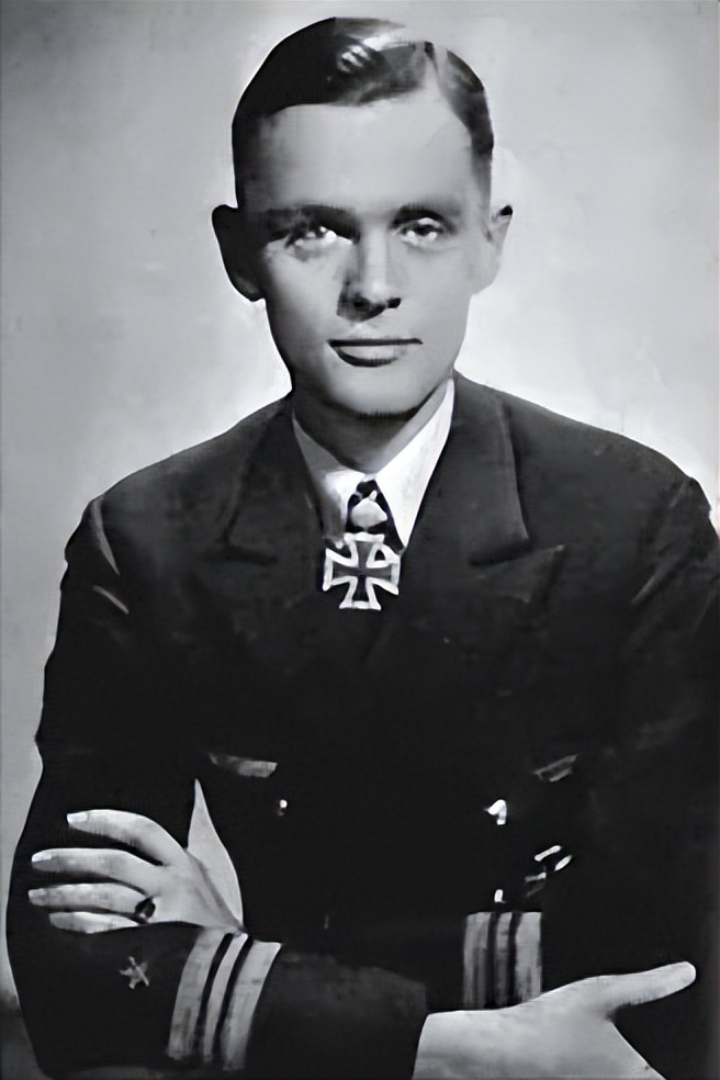 德军u型潜艇击沉皇家橡树号画面,德军最新型潜艇