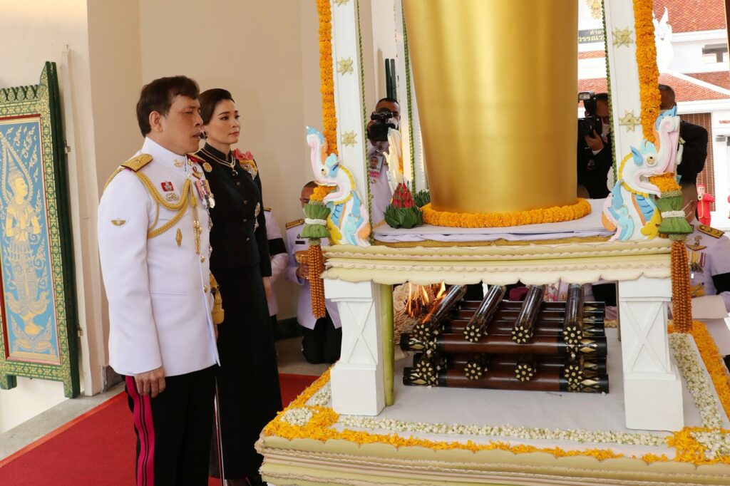 泰国国王皇后下跪,泰国王后跪在国王面前