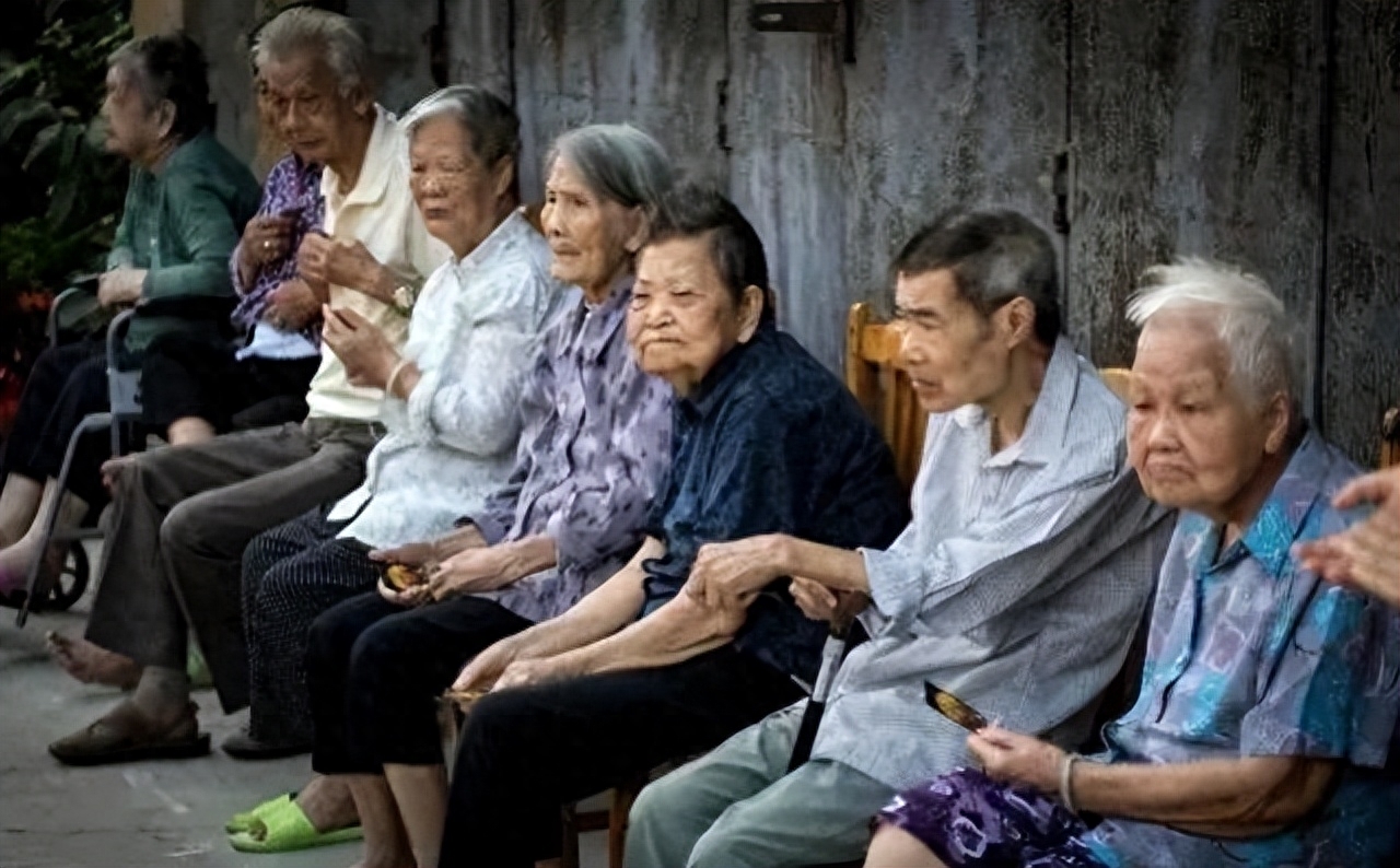 老公把工资交给婆婆保管老婆存了,婚后丈夫把工资卡交给母亲保管