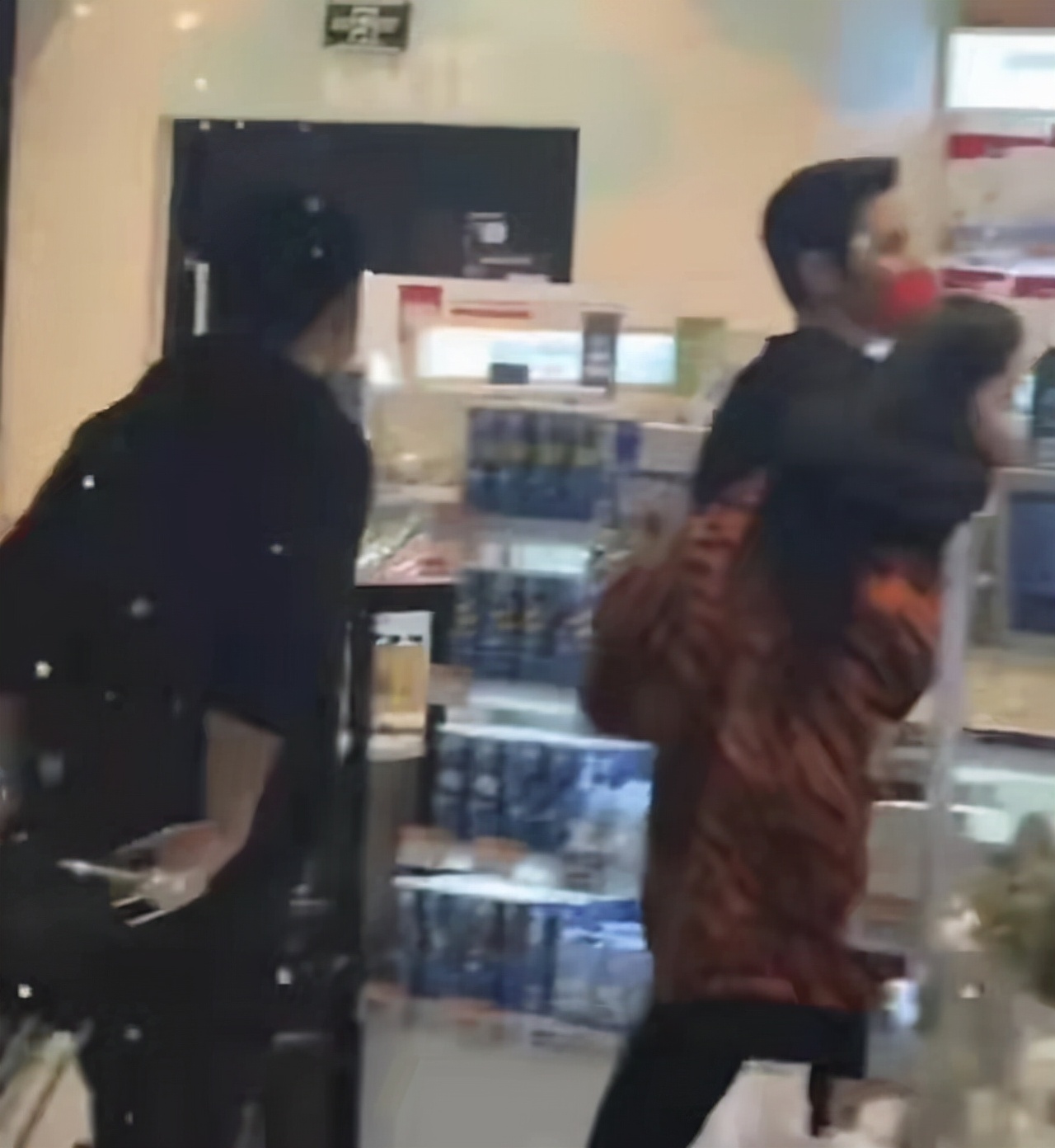 向佐郭碧婷恋爱前出席活动,郭碧婷向佐甜蜜牵手疑似恋情曝光