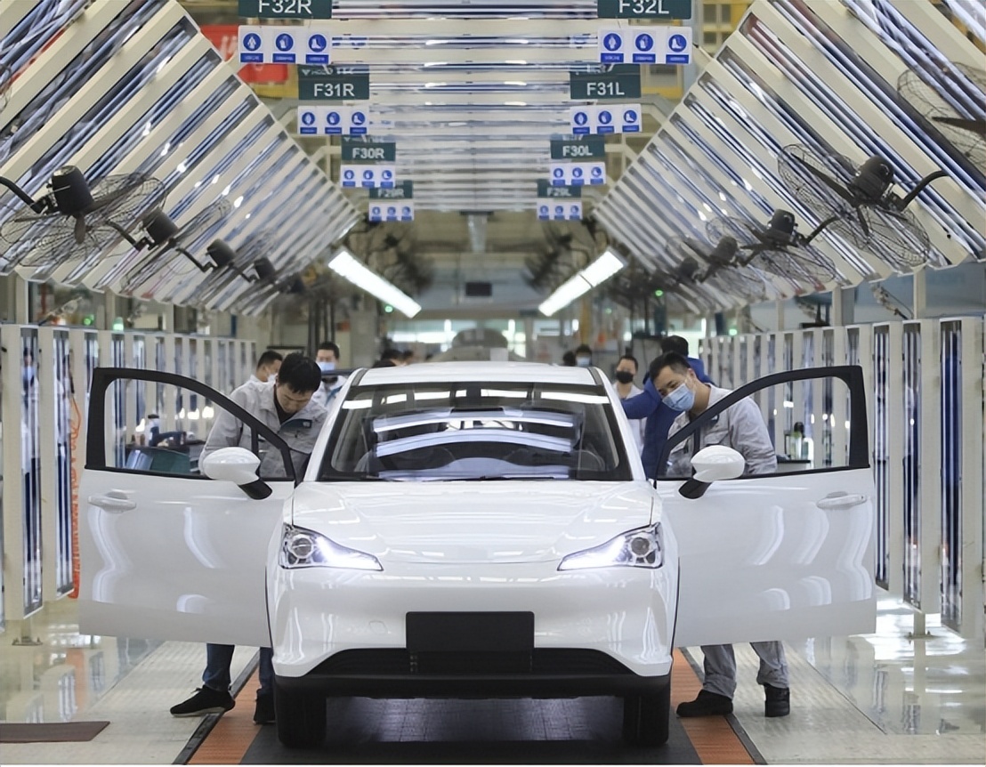 一年烧光82亿，董事长年薪12亿，普工1700底薪！