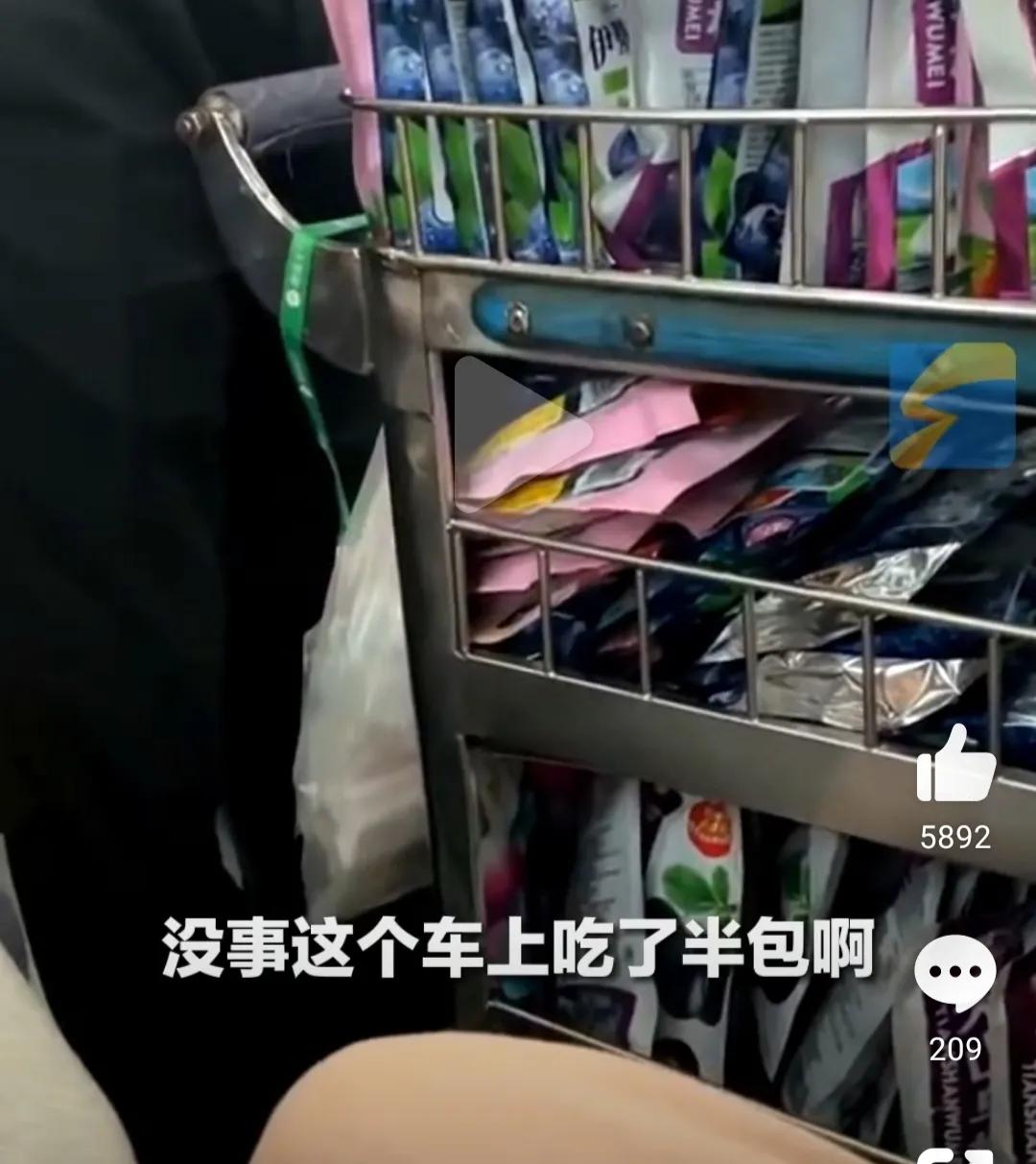 大学生在火车上遇促销只尝不买，引得列车员幽默回复全车大笑！