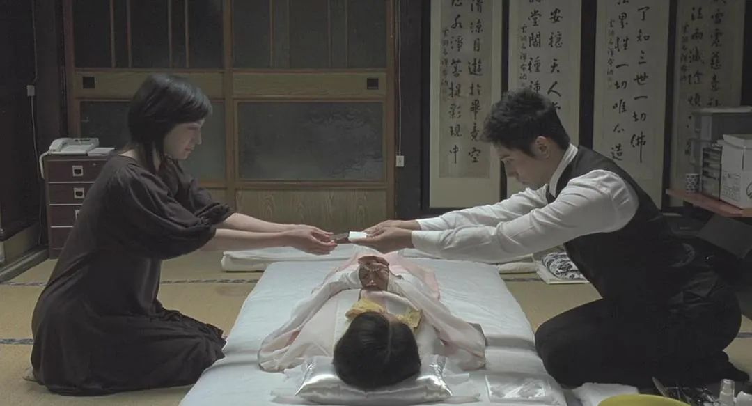 女孩骨灰被卖配阴婚背后，她们这么说……