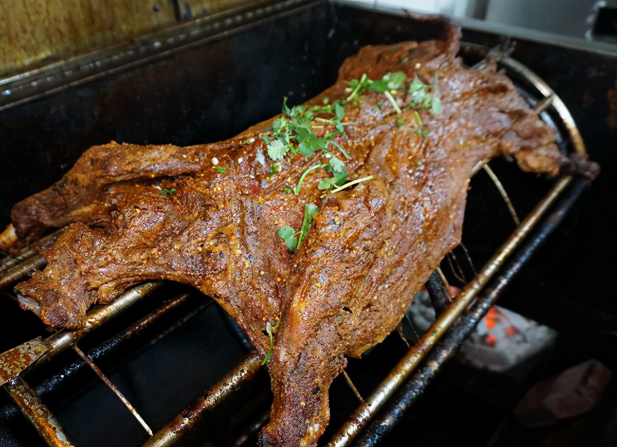 吃地道大草原烤全羊,坝上草原美食烤全羊