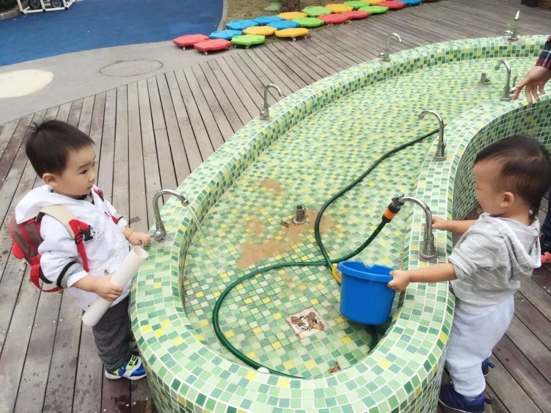 宝宝喜欢玩水是刻板行为吗,孩子为何爱玩水