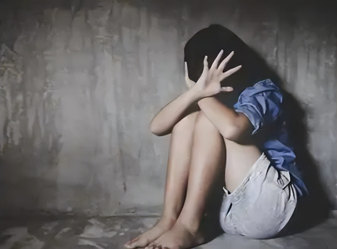 12岁妹妹初来月经，印度哥哥以为她在外面乱来，将她虐待致死