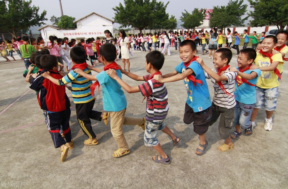孩子在学校喜欢嬉戏打闹,对于班上孩子追逐打闹怎么办呢