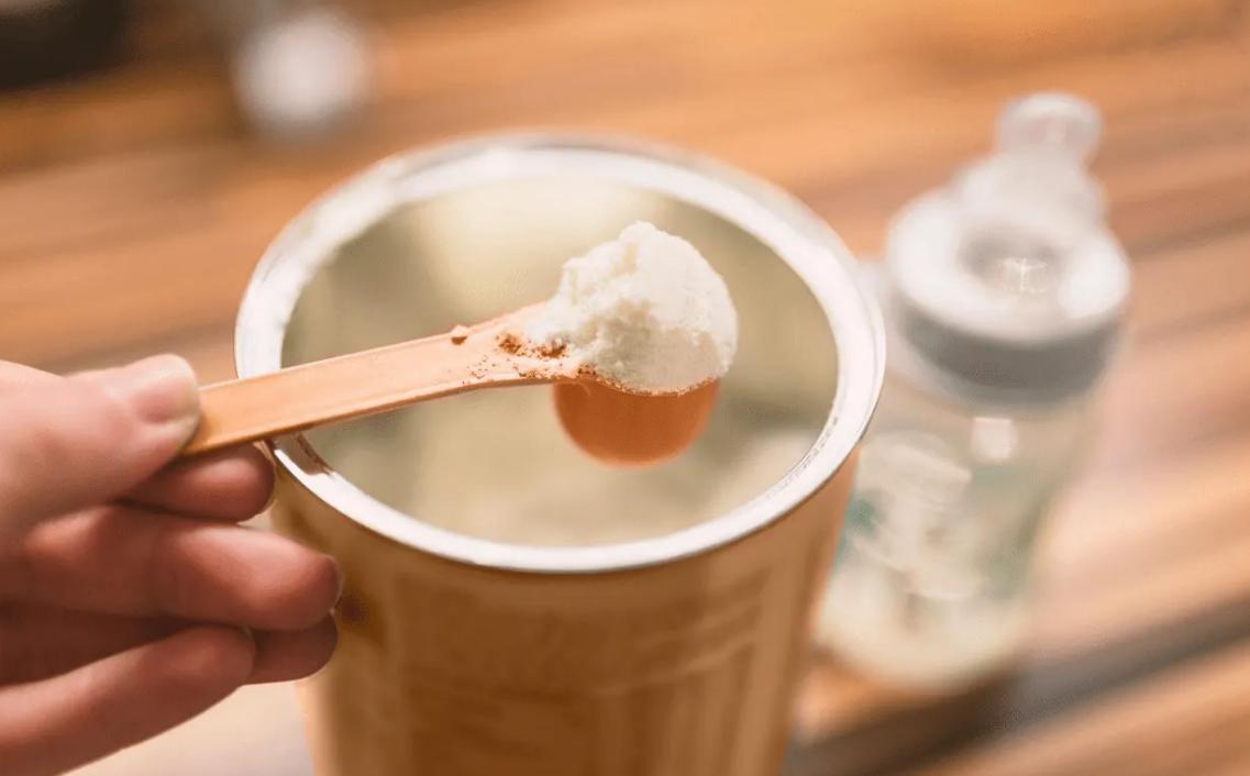 宝爸直接用热水冲奶粉被月嫂骂了，这才是正确的冲奶粉方式