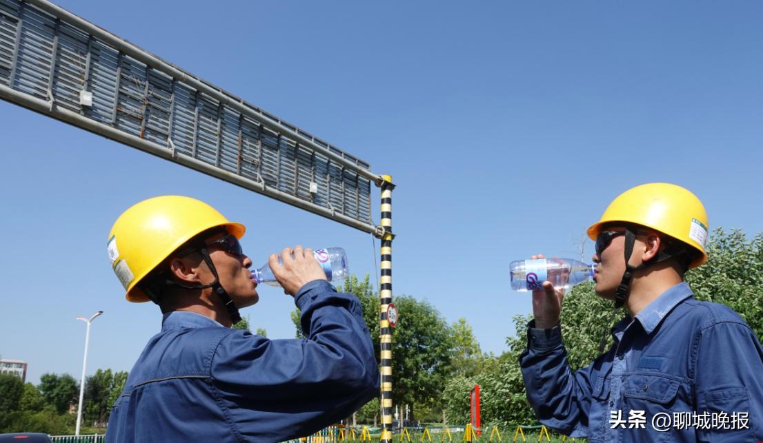 高温下的坚守用汗水守护美好生活,高温酷暑保供应烈日下的坚守