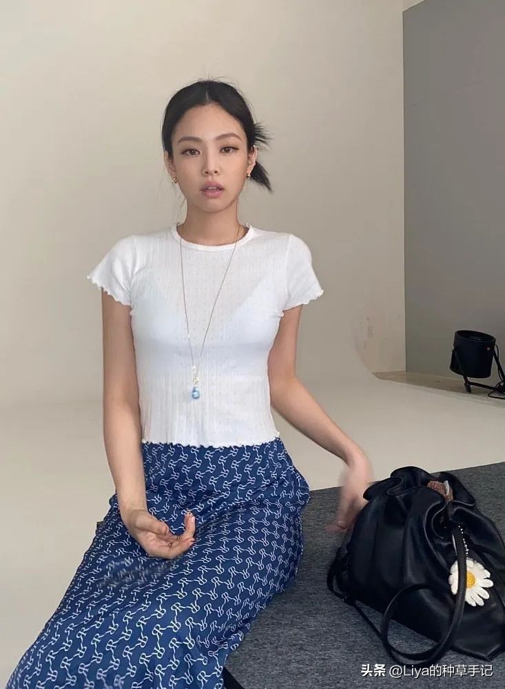 连矮个子都能穿的3种长款搭配,27套的小个子穿搭简约舒适又显瘦