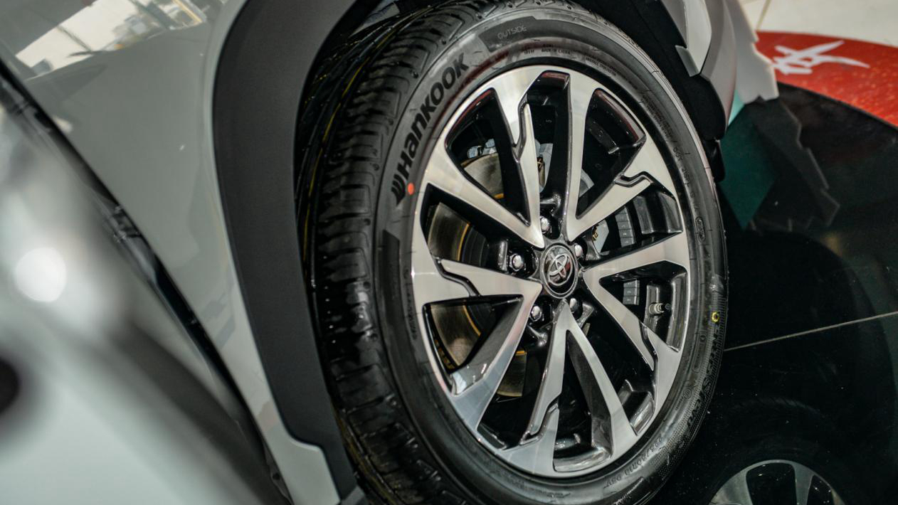 卡罗拉锐放2023混动配置,卡罗拉锐放2023混动标配款评测