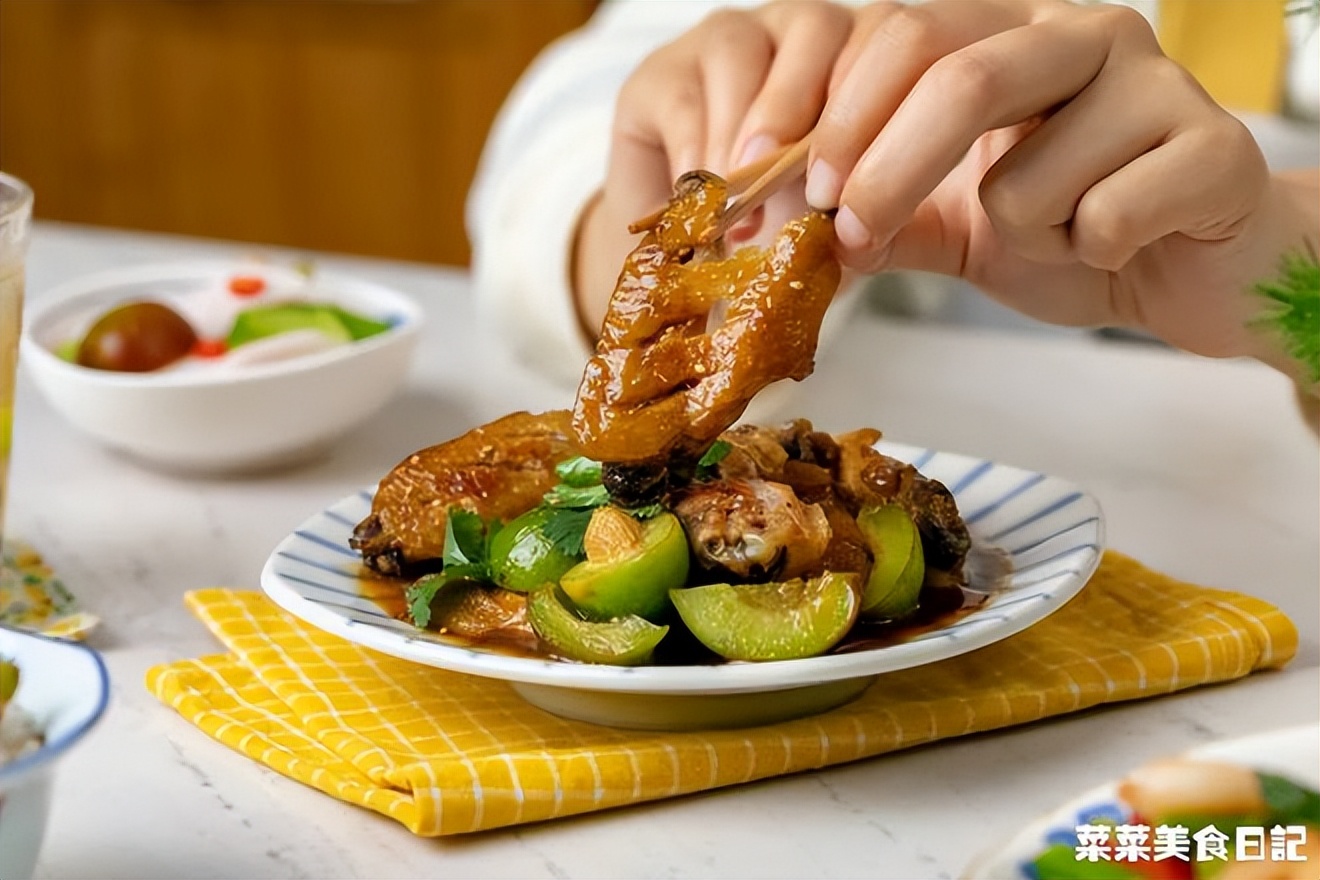 泡过酒的青梅干做法,泡青梅酒的青梅捞出来可以做什么