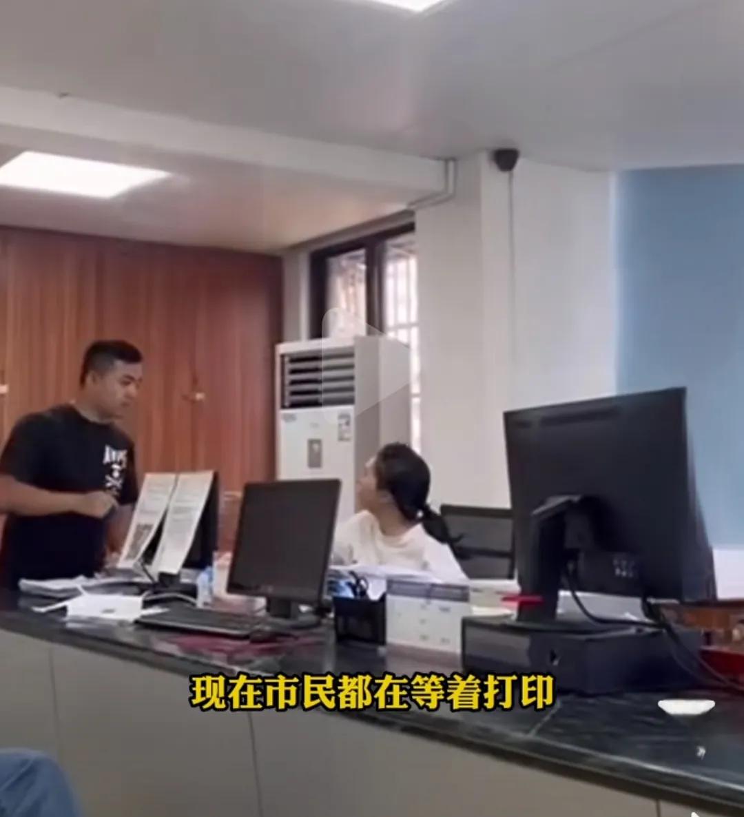 霸占电脑不给办证的徐某已被停职,海口霸占电脑徐某会被开除吗