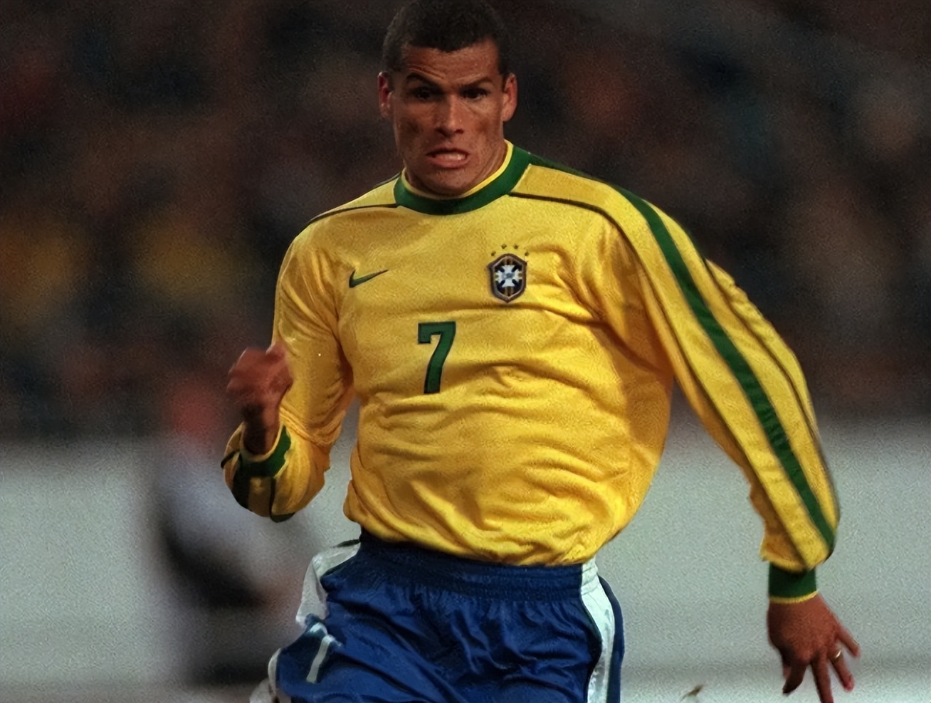 卡卡足坛,回顾卡卡当年单挑曼联后防线