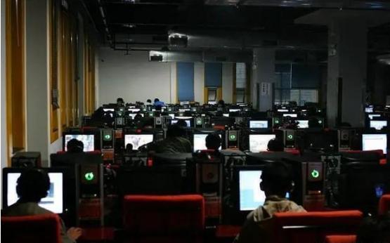 中国黑客们的“护犊子”，8万中国黑客，1夜间将*旗国**插满老美官网