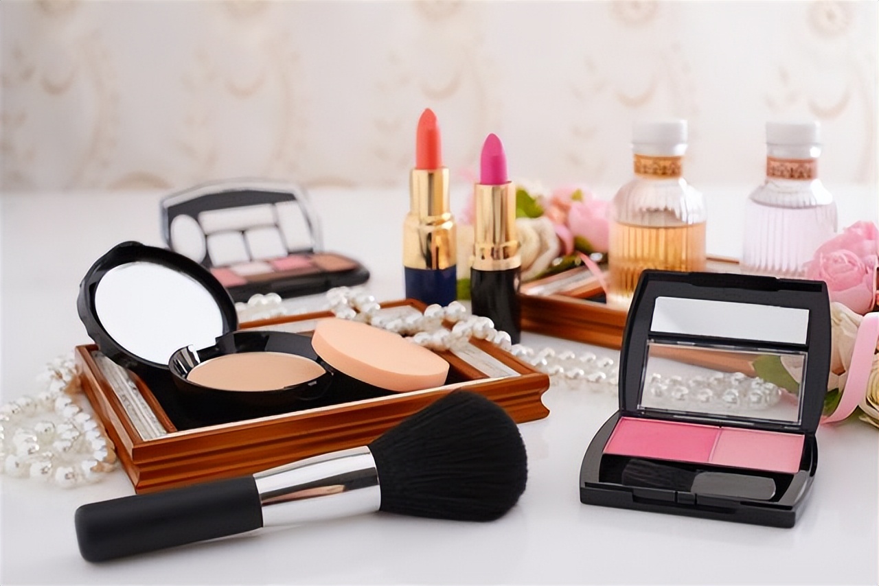 过期的化妆品是什么样的,过期化妆品用了没反应还可以用吗