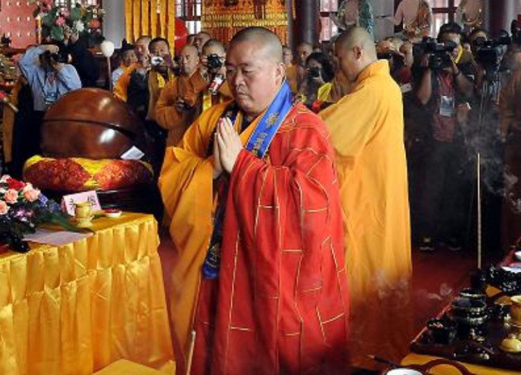 少林寺释永信一年收入多少钱,现在释永信方丈为什么不披袈裟