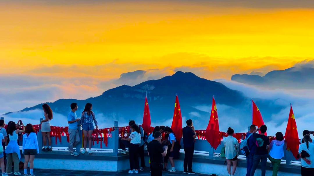 云台山最佳观瀑季,河南云台山看日出观云海