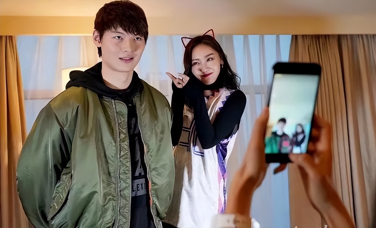 宋小粤和黄逸辉,cba啦啦队黄逸辉vs宋小粤