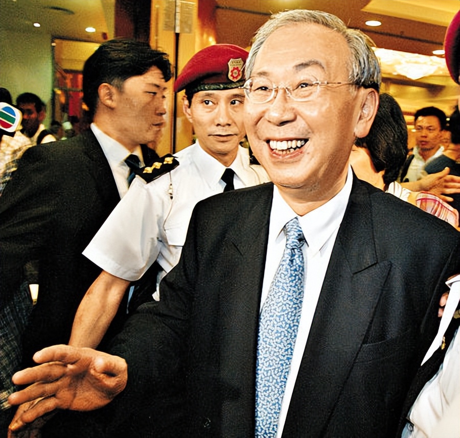 香港巨贪许仕仁：受贿4000万，花1118万泡空姐，却没占到太多便宜