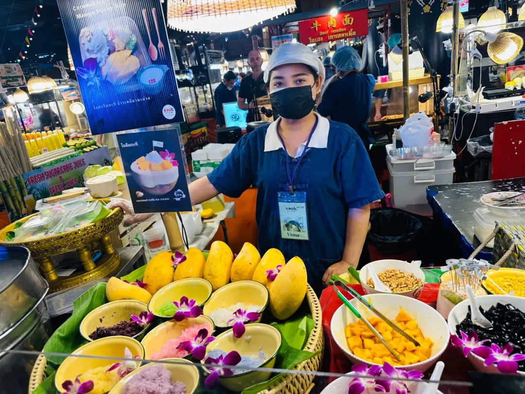 一对年轻夫妇在国外买房,一对英国夫妇靠100套房子收租