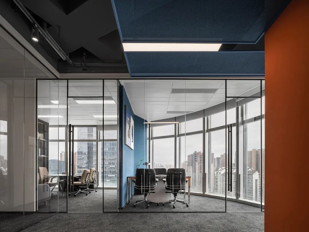 “打翻了”调色盘设计的办公室原来长这样！