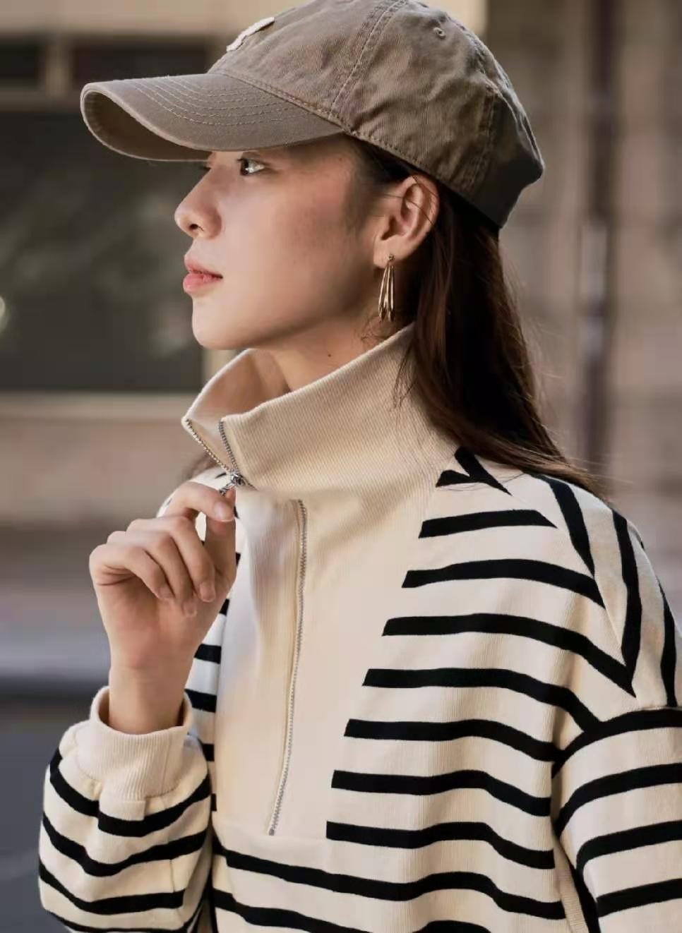今年流行连帽卫衣内搭洋气又时髦,拉链款宽松版卫衣怎么穿时尚漂亮