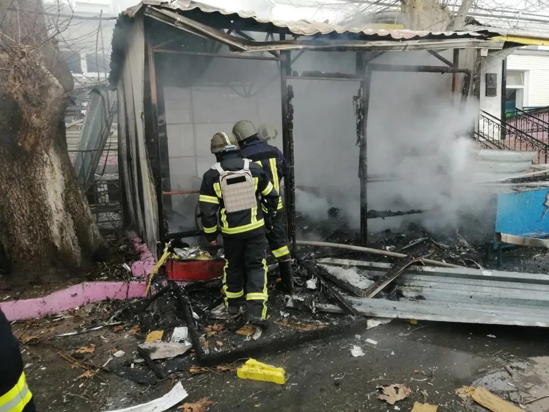 乌军炮击俄罗斯顿涅茨克平民区,俄哨所遭乌炮弹袭击现场一片狼藉