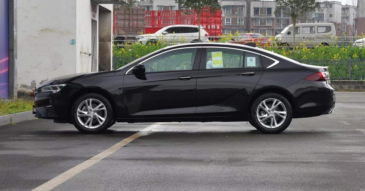 别克君威和英诗派哪个值得买,别克君威为啥这么便宜