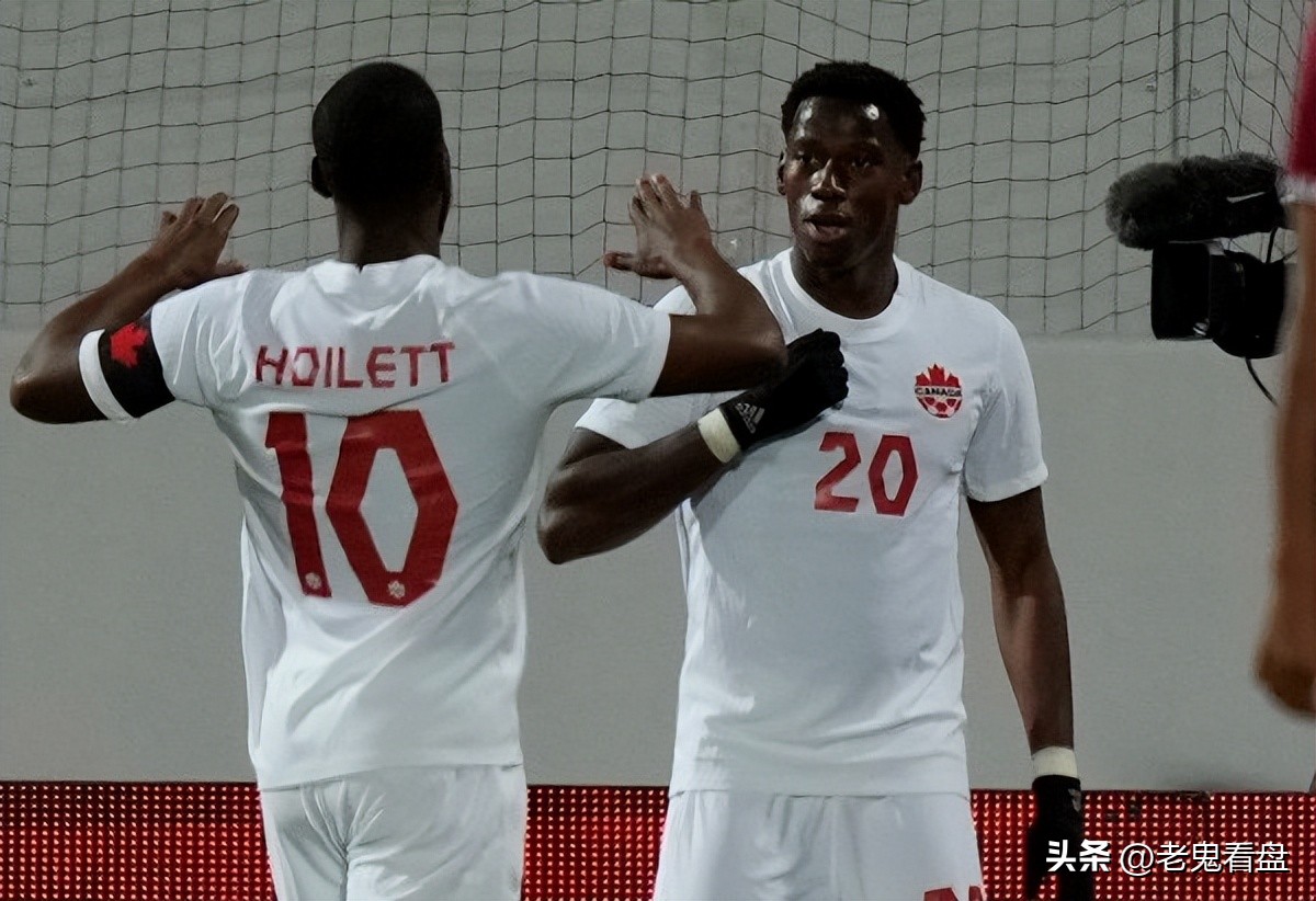 加拿大前锋庆祝进球挡住耐克标志，暗示对球衣赞助商的不满