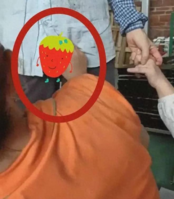 男子被工友嘲笑,被男同事多次摸头摸肩