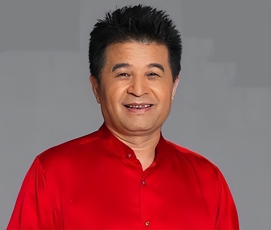 64岁毕福剑近况：满脸皱纹睁不开眼，和普通大爷没啥区别