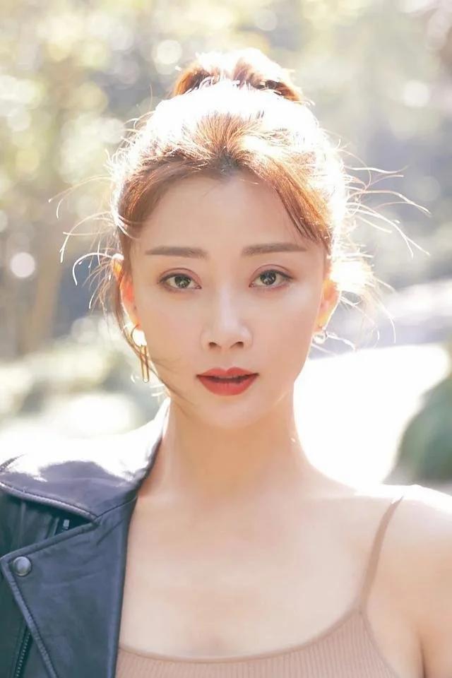 殷桃年轻时颜值巅峰,殷桃回眸一笑百媚生